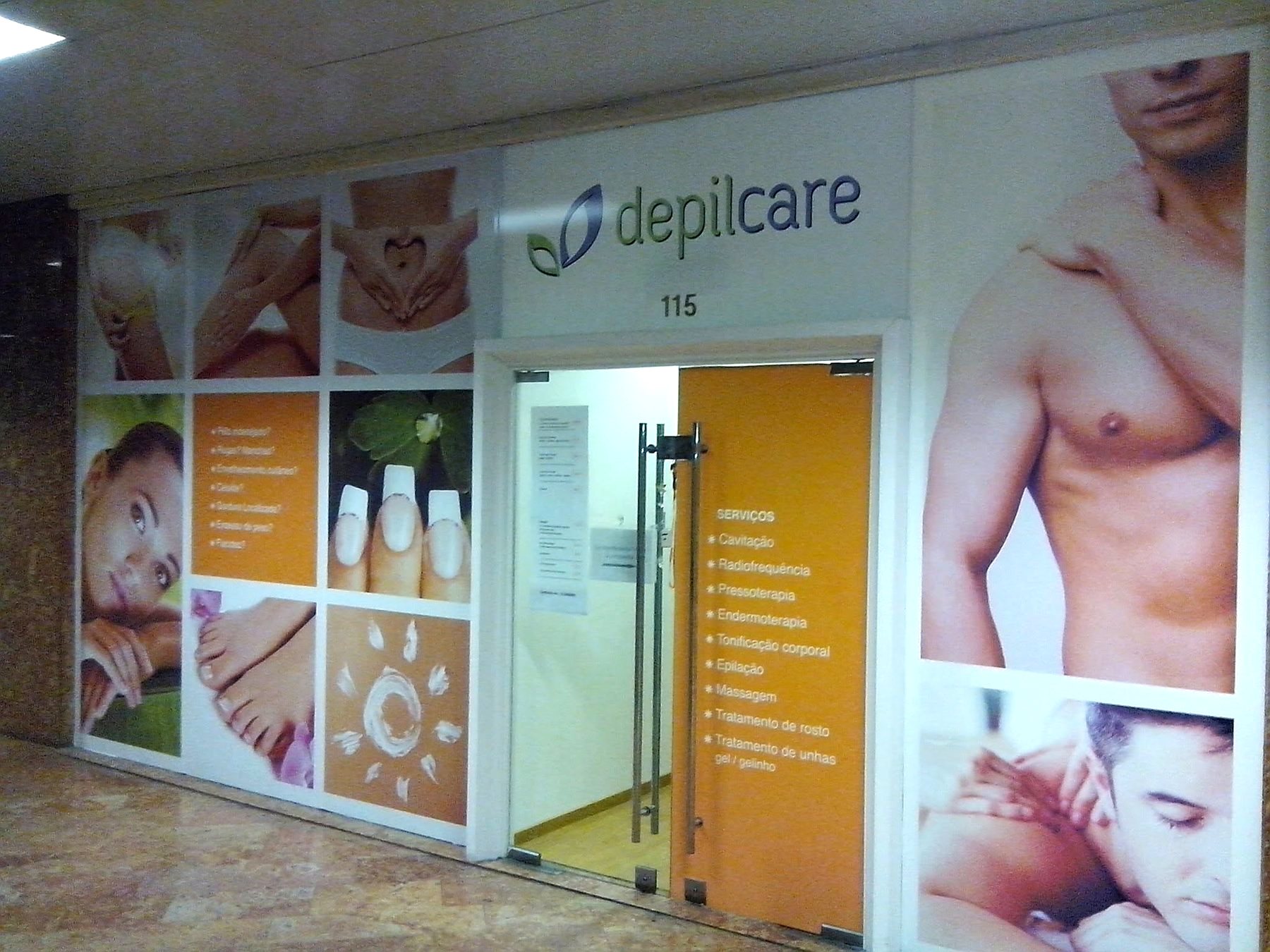 Montra da DepilCare na Loja 115 do Shopping Brasília, no Porto
