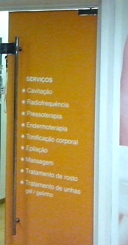 Lista de serviços afixada à entrada da DepilCare